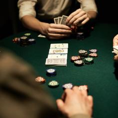 西麻布eight ポーカー：夜の華あふれるカジノで大興奮！